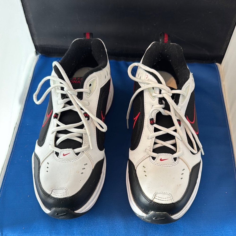Nike Men's Black and White Athletic Shoes size 10
SH8